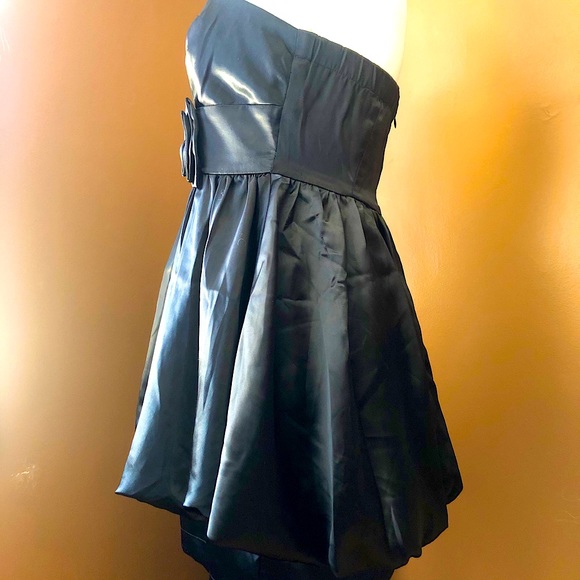 Black Strapless Bubble hem cocktail dress - Picture 4 of 7